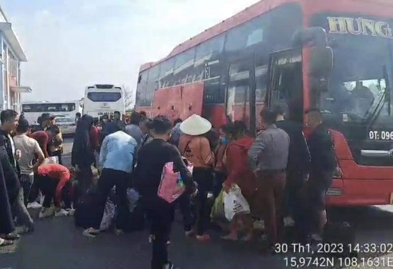 CSGT bắt xe khách nhồi nhét trên cao tốc phát hiện thêm xe dùng tem kiểm định giả -1