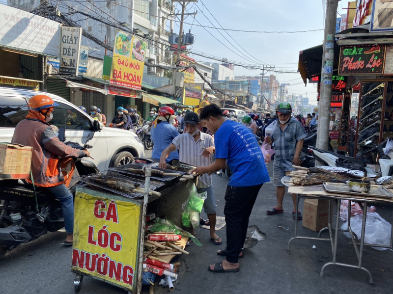 Giá cao nhưng cá lóc bán không kịp nướng ngày vía Thần Tài -0