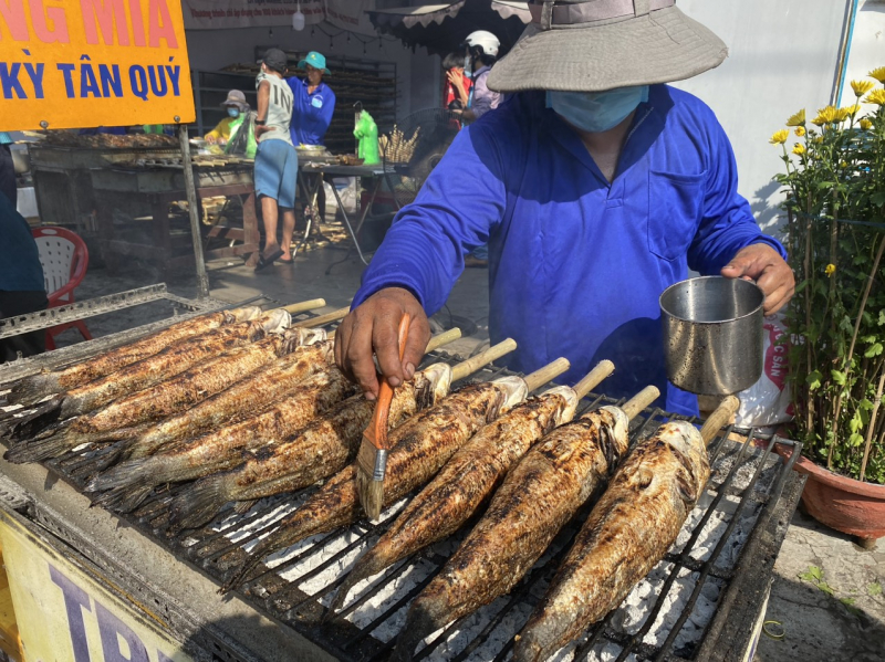 Giá cao nhưng cá lóc bán không kịp nướng ngày vía Thần Tài -1