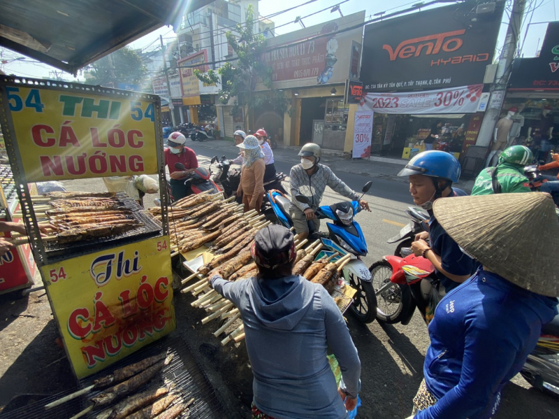 Giá cao nhưng cá lóc bán không kịp nướng ngày vía Thần Tài -3