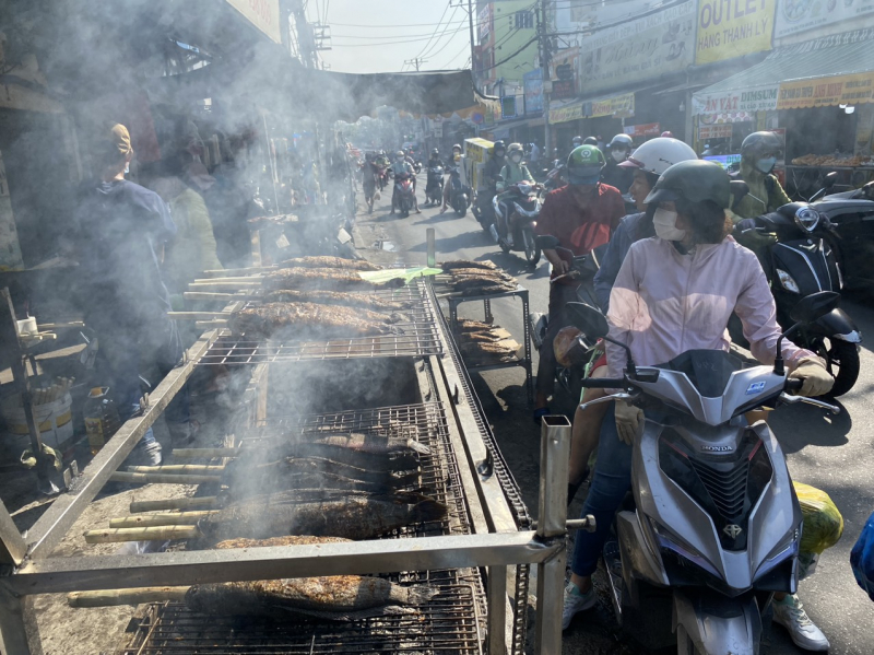 Giá cao nhưng cá lóc bán không kịp nướng ngày vía Thần Tài -0