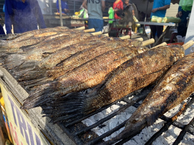 Giá cao nhưng cá lóc bán không kịp nướng ngày vía Thần Tài -5