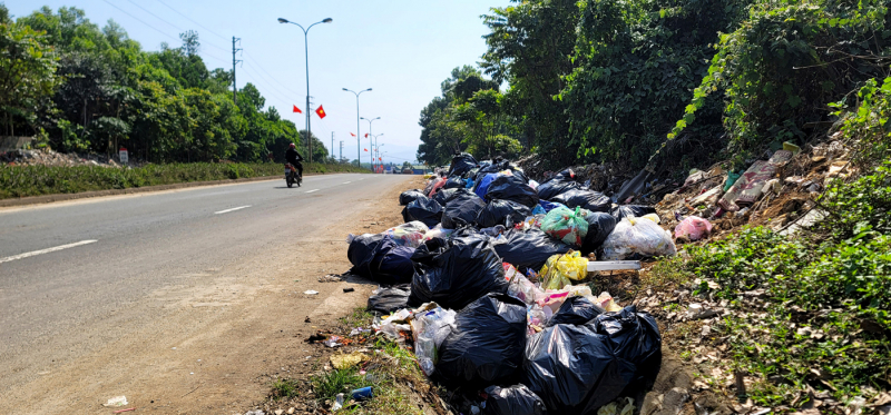 Nhà máy hơn 23 tỷ đồng đủng đỉnh thi công, rác ngập phố huyện -0