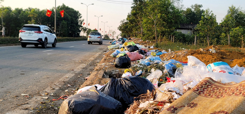 Nhà máy hơn 23 tỷ đồng đủng đỉnh thi công, rác ngập phố huyện -0
