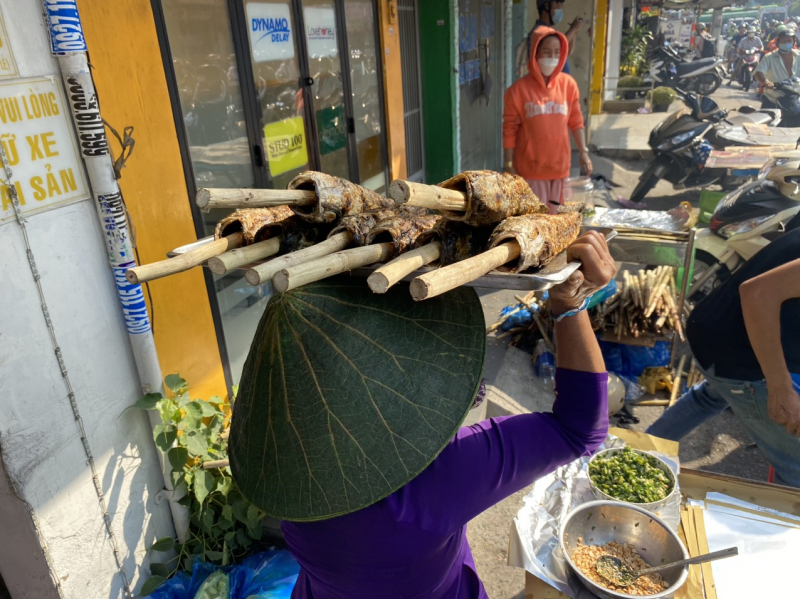 Giá cao nhưng cá lóc bán không kịp nướng ngày vía Thần Tài -2
