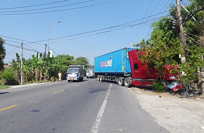 Tránh xe máy qua đường, xe đầu kéo tông gãy 2 trụ điện trung thế trên quốc lộ 50 -0