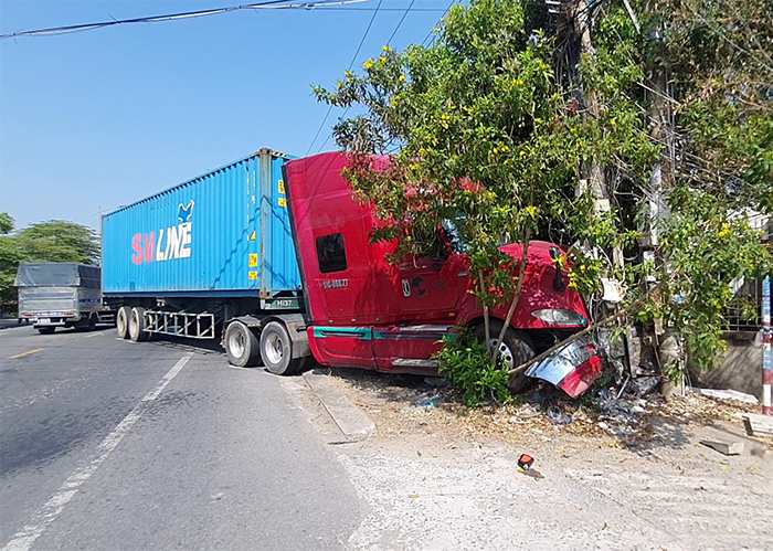 Tránh xe máy qua đường, xe đầu kéo tông gãy 2 trụ điện trung thế trên quốc lộ 50 -1