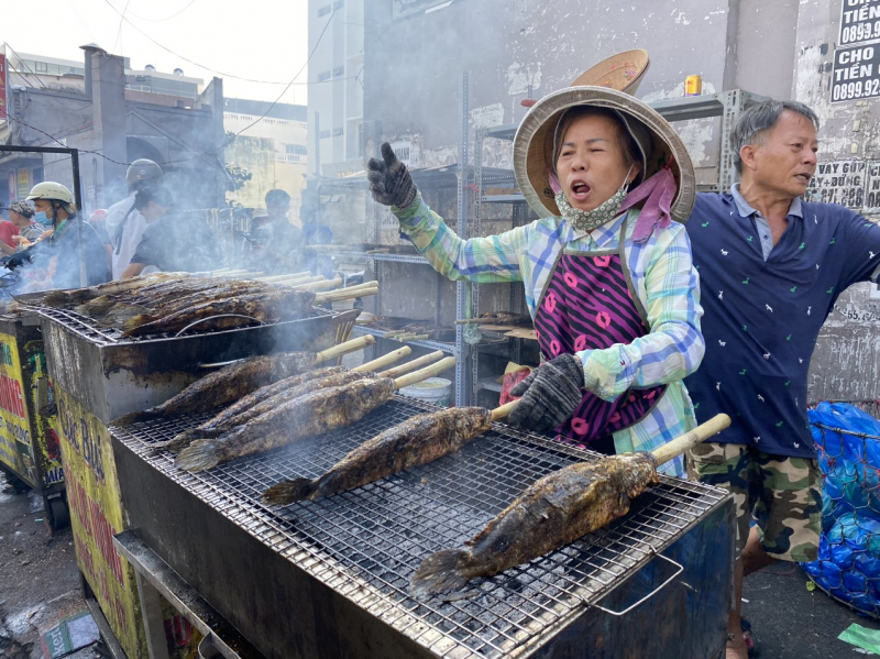 Giá cao nhưng cá lóc bán không kịp nướng ngày vía Thần Tài -8