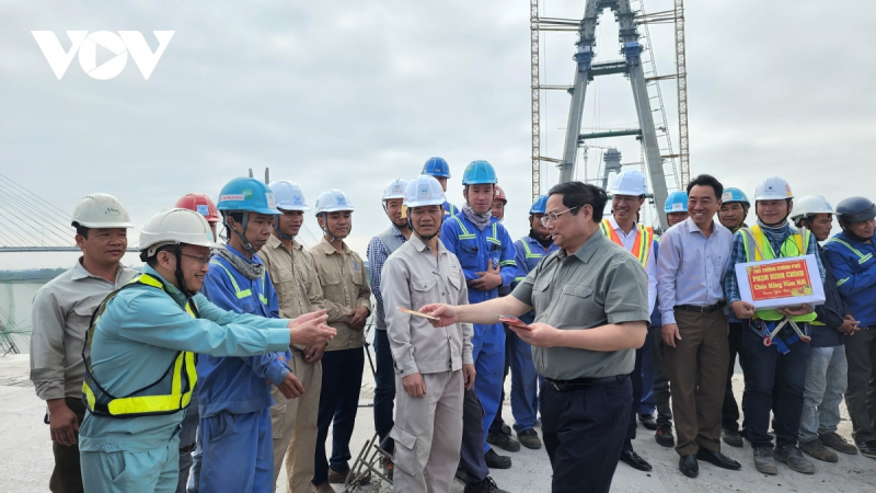 thủ tướng phạm minh chính thăm và lì xì chúc tết người lao động.jpg -0