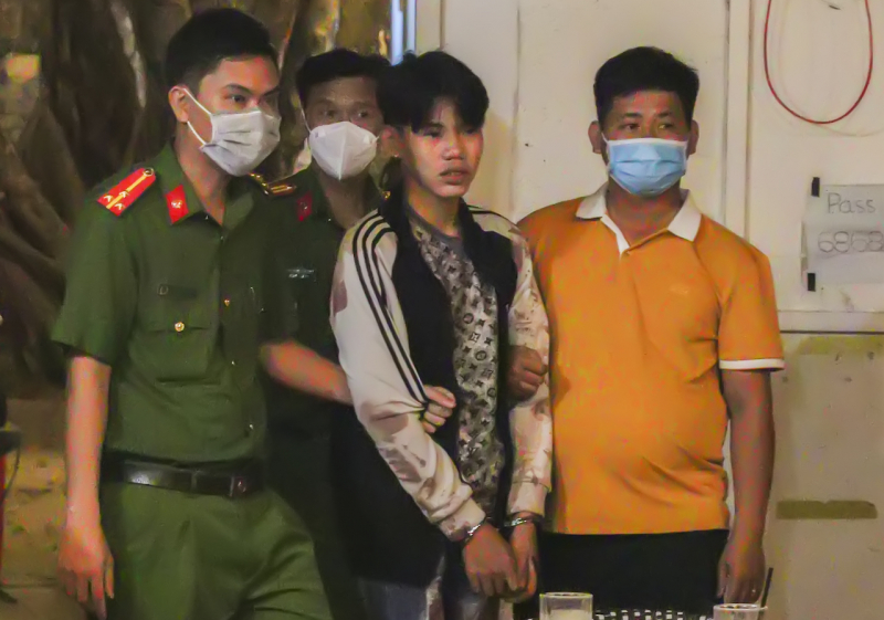 Bắt tạm giam nam thanh niên gây án giết người tại quán cà phê -0