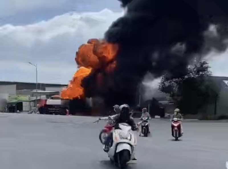 Ngăn thảm họa từ vụ cháy xe bồn chở xăng ở Nhà Bè -0