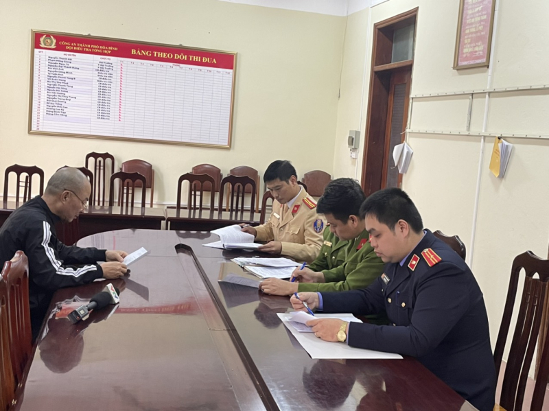 Khởi tố người đàn ông có cồn trong người, chống đối Cảnh sát -0