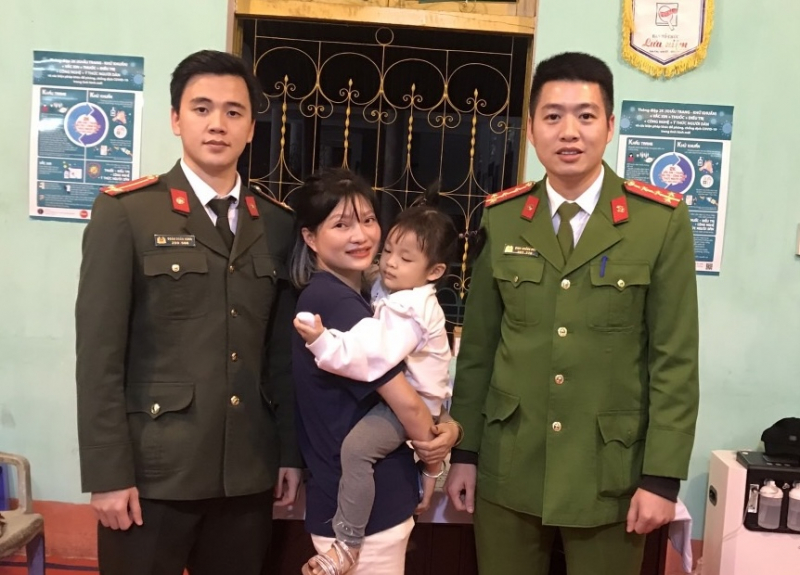 Tìm được gia đình cho cháu bé đi lạc sau gần 1 giờ tìm kiếm -0