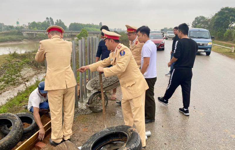 Cảnh sát giao thông lập rào chắn, ngăn ngừa TNGT -0