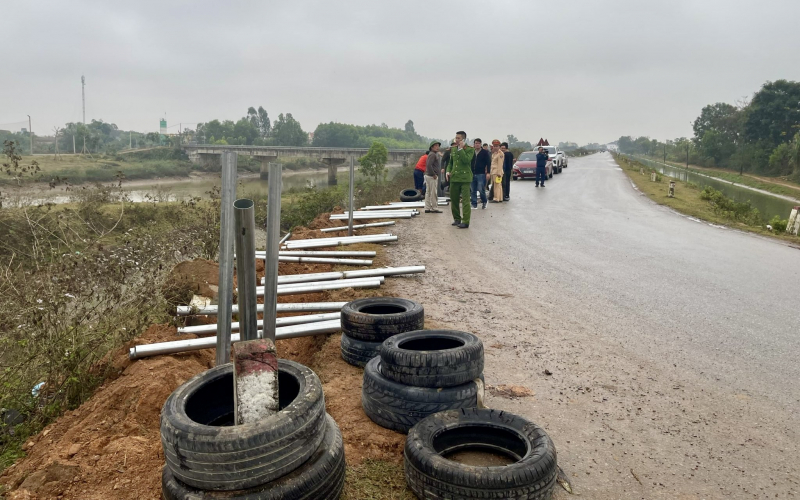 Cảnh sát giao thông lập rào chắn, ngăn ngừa TNGT -0