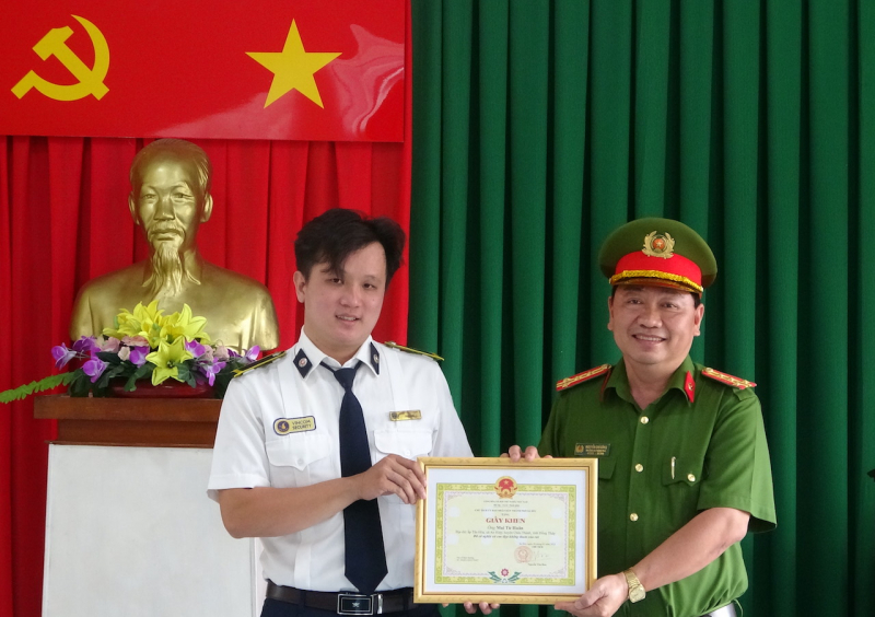 Nhân viên bảo vệ siêu thị không tham 100 triệu đồng của người đánh rơi -0