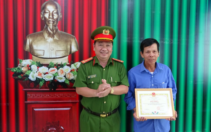 Nhân viên bảo vệ siêu thị không tham 100 triệu đồng của người đánh rơi -0