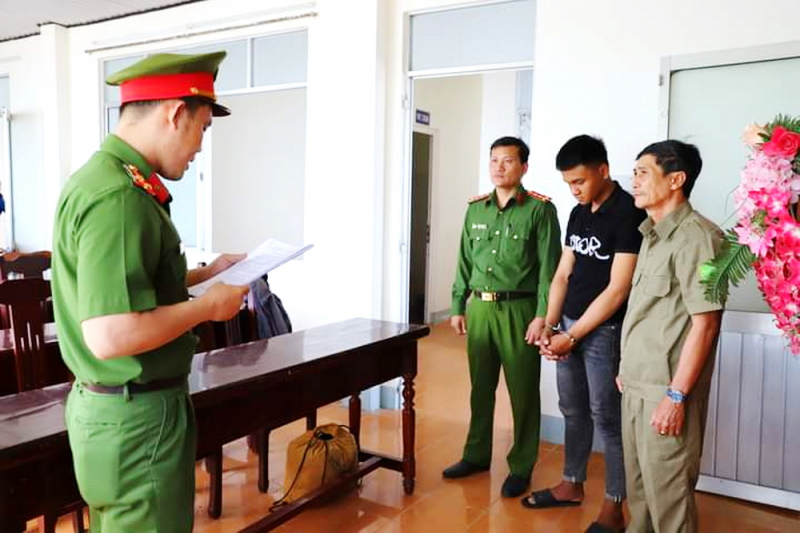    Bắt tạm giam hai đối tượng mang hung khí đi chém đối thủ -0