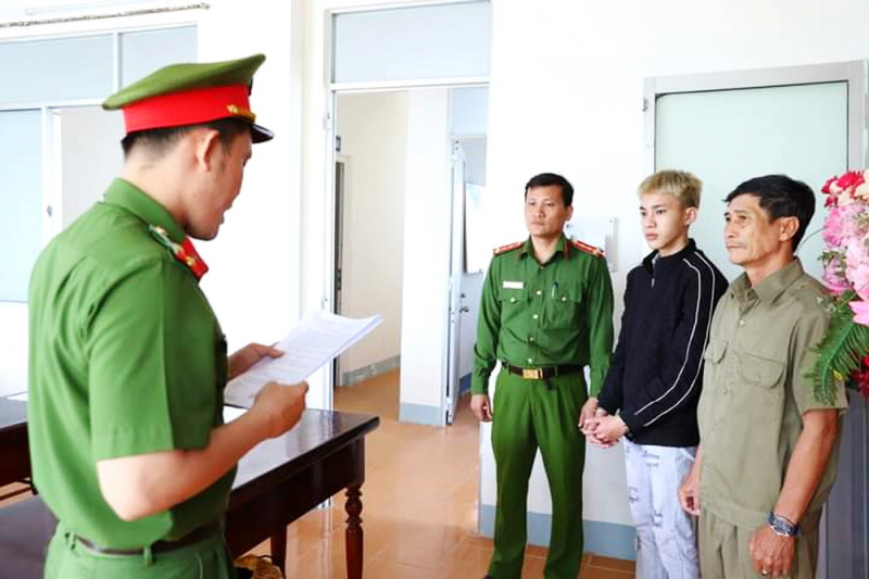    Bắt tạm giam hai đối tượng mang hung khí đi chém đối thủ -1