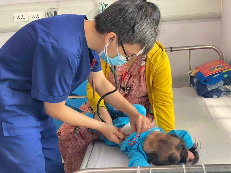 Quyết định đánh cược và ca mổ hồi sinh sự sống cho bé gái 14 tháng tuổi -0