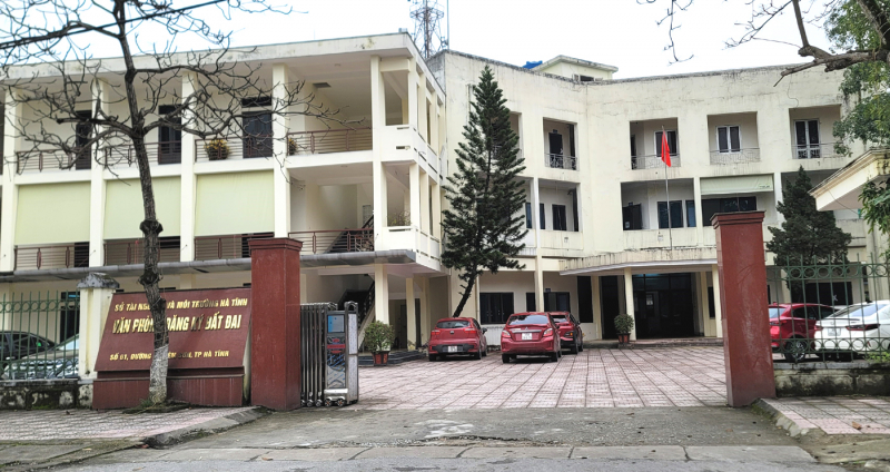 Bắt hàng loạt cán bộ nhận tiền “bôi trơn” để làm nhanh sổ đỏ -0