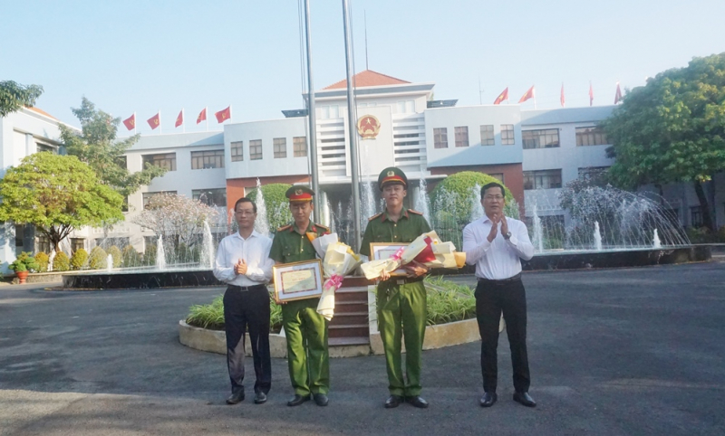 Khen thưởng 4 tập thể phá nhanh vụ trộm hơn 100 lượng vàng -0