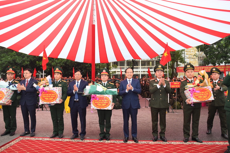 Thứ trưởng Lê Quốc Tỏ dự lê giao, nhận quân tại quận Hai Bà Trưng -0