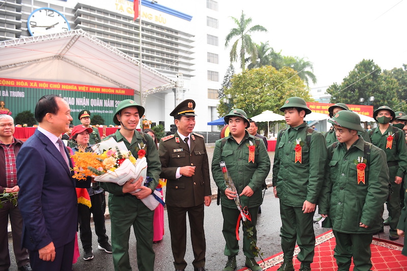 Thứ trưởng Lê Quốc Tỏ dự lê giao, nhận quân tại quận Hai Bà Trưng -0