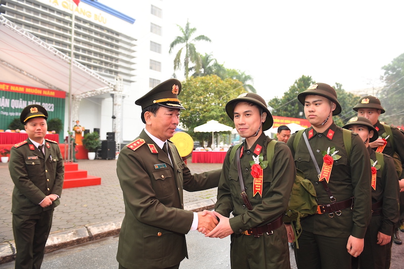 Thứ trưởng Lê Quốc Tỏ dự lê giao, nhận quân tại quận Hai Bà Trưng -0