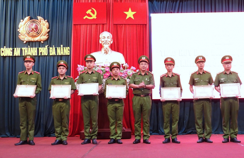 Khen thưởng lực lượng cứu “phượt thủ” rơi xuống hố dưới chân đèo Hải Vân -0