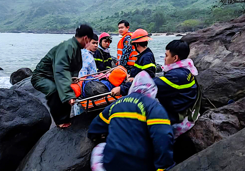 Khen thưởng lực lượng cứu “phượt thủ” rơi xuống hố dưới chân đèo Hải Vân -0