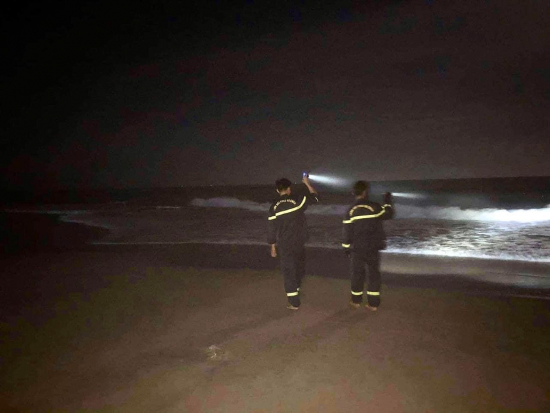 Đi tắm biển, 2 học sinh đuối nước thương tâm -0