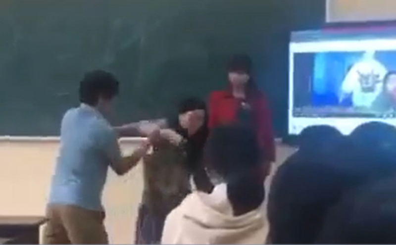 Nữ giáo viên bị khống chế đẩy ra khỏi lớp học bất ngờ bị… kỷ luật -0