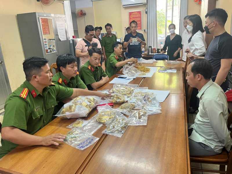 Khen thưởng 4 tập thể phá nhanh vụ trộm hơn 100 lượng vàng -0