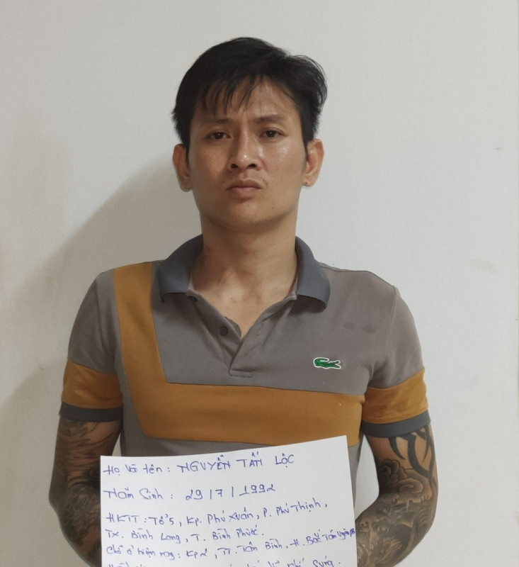 Bắt đối tượng mua bán súng qua mạng xã hội  -0