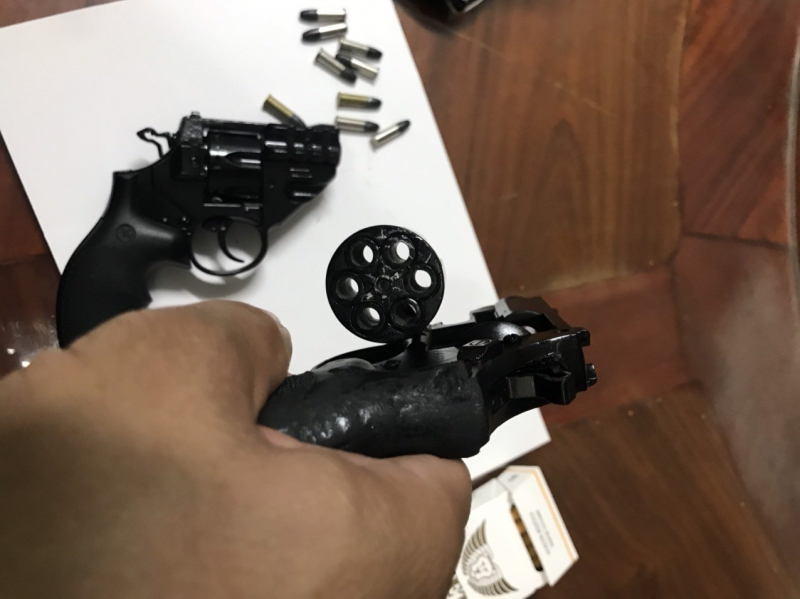 Bắt đối tượng mua bán súng qua mạng xã hội  -0