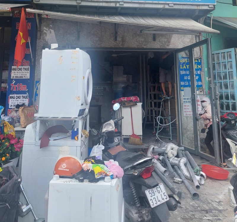 Khen thưởng tổ liên gia kịp thời cứu 5 người thoát khỏi đám cháy lúc rạng sáng -0