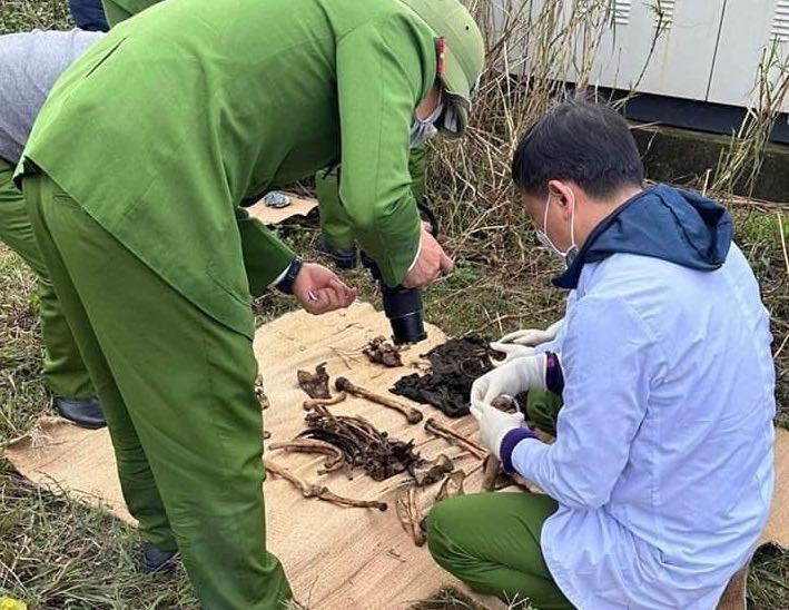 Phát hiện bộ xương người cùng 200.000đ bên cạnh -0