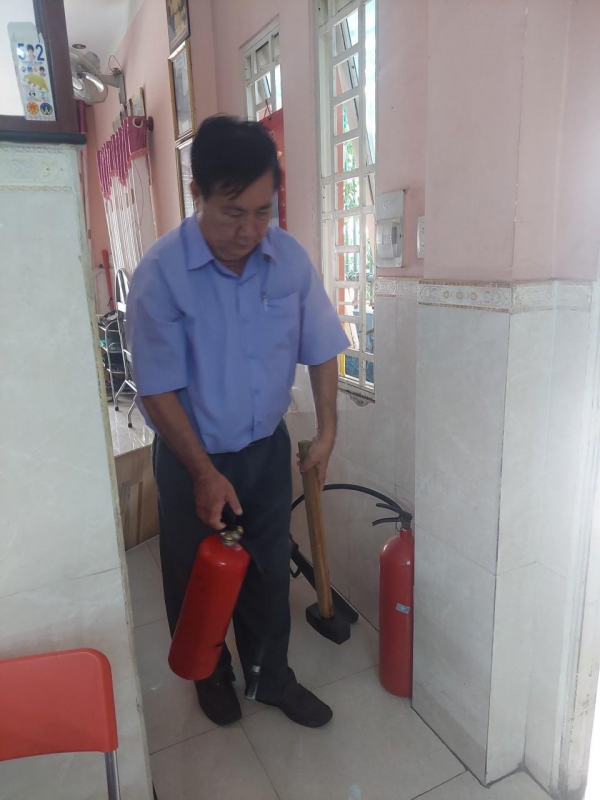 Khen thưởng tổ liên gia kịp thời cứu 5 người thoát khỏi đám cháy lúc rạng sáng -0