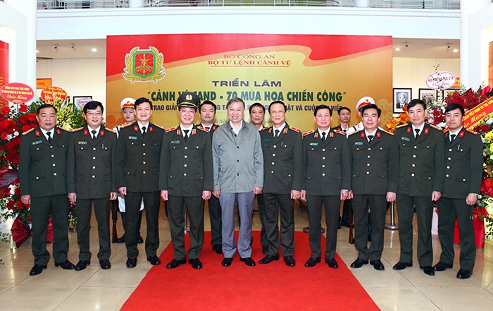 Minister To Lam visits the exhibition 