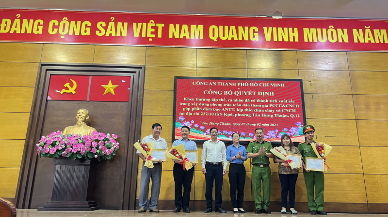 Khen thưởng tổ liên gia kịp thời cứu 5 người thoát khỏi đám cháy lúc rạng sáng -0