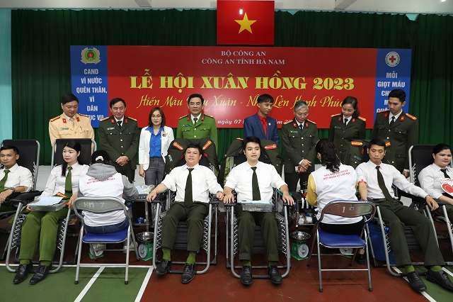 các đại biểu động viên cbcs tham gia hiến máu.jpg -0