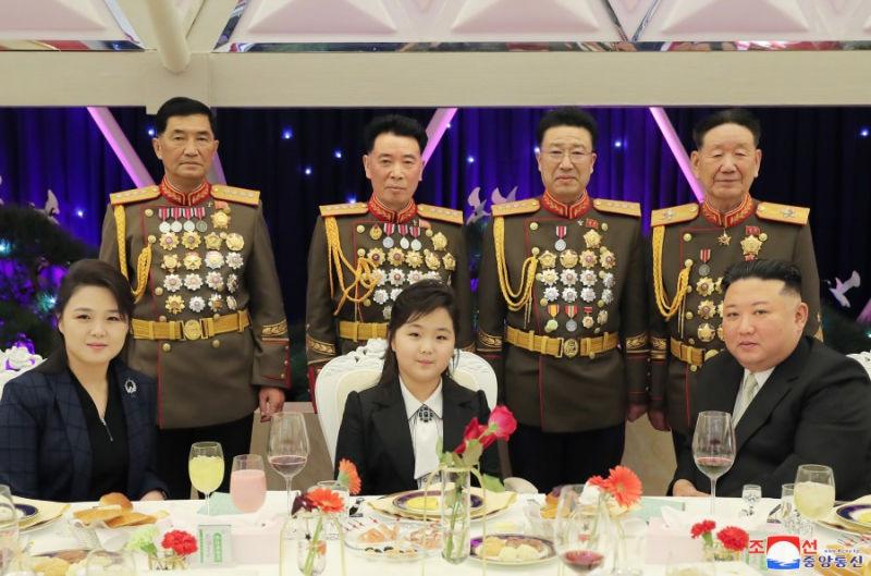 Ông Kim Jong-un dẫn con gái tới thăm doanh trại quân đội Triều Tiên -0