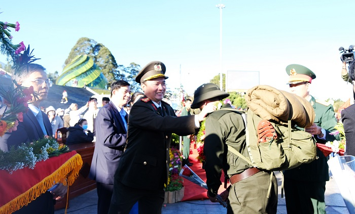 Thứ trưởng Nguyễn Duy Ngọc dự lễ giao nhận quân tại Đà Lạt -0