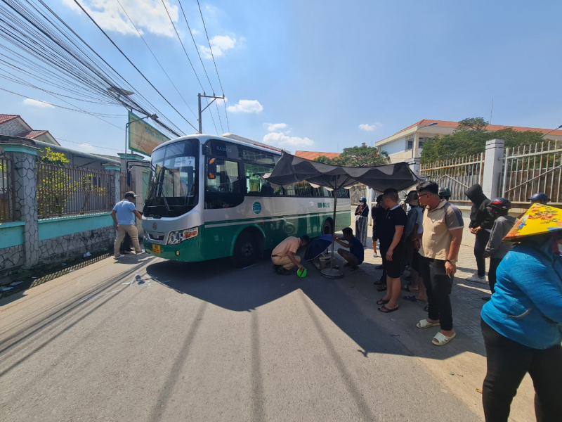 Một học sinh bị xe đưa rước cán tử vong ngay trước cổng trường -0