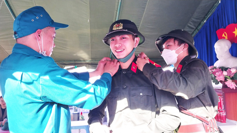 Nhiều thanh niên hăng hái lên đường thực hiện nghĩa vụ bảo vệ Tổ quốc -0