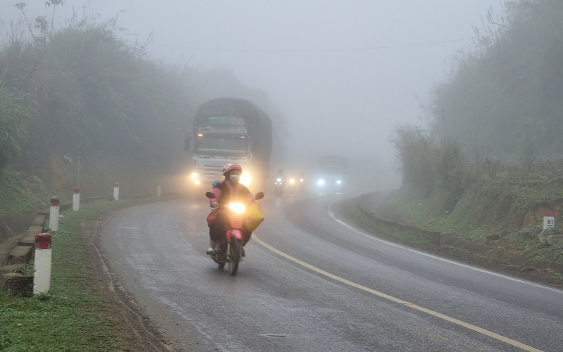 Cục CSGT khuyến cáo an toàn khi lái xe trời sương mù -0