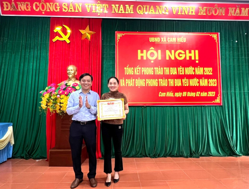 Trao Giấy khen cho người phụ nữ nhặt được vàng và tiền tìm trả lại cho người đánh rơi -0