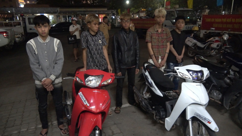 Tạm giữ 14 đối tượng lạng lách đánh võng, khiêu khích lực lượng làm nhiệm vụ -0