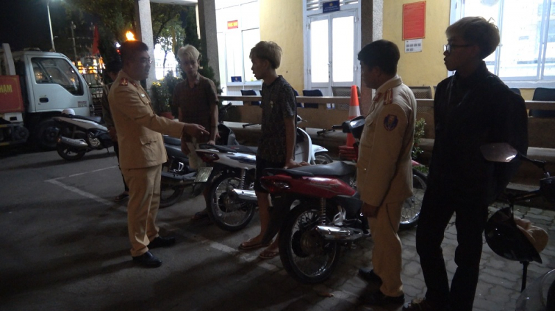 Tạm giữ 14 đối tượng lạng lách đánh võng, khiêu khích lực lượng làm nhiệm vụ -0